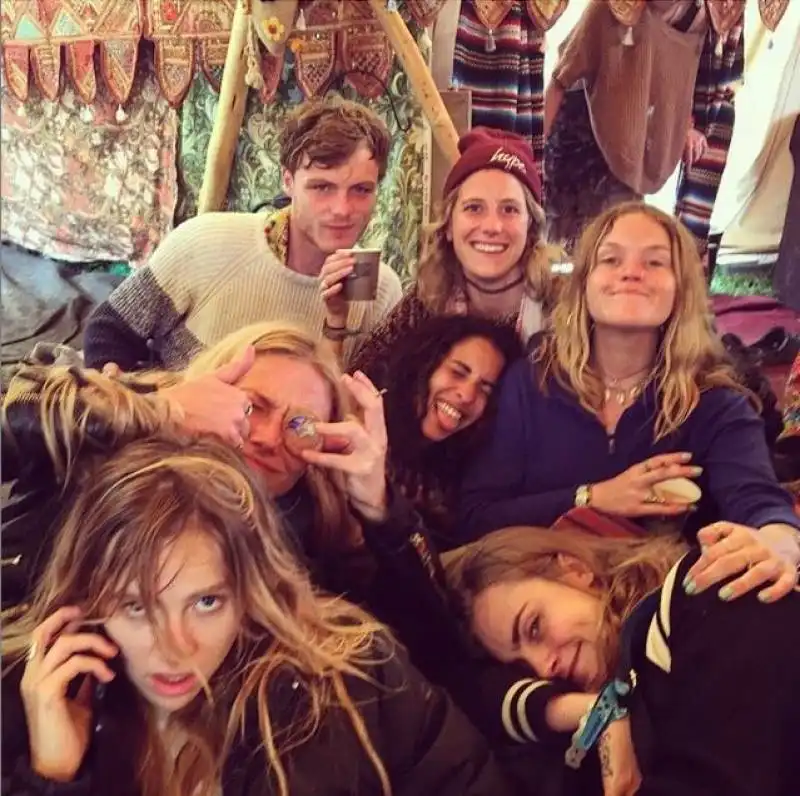 suki waterhouse con amici tra cui cara delevigne