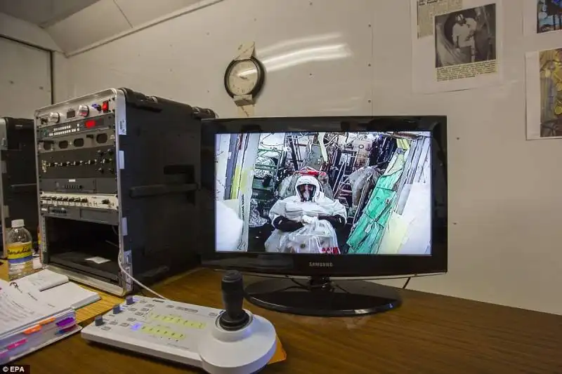 tecnico al lavoro nella mccluskey room di hanford