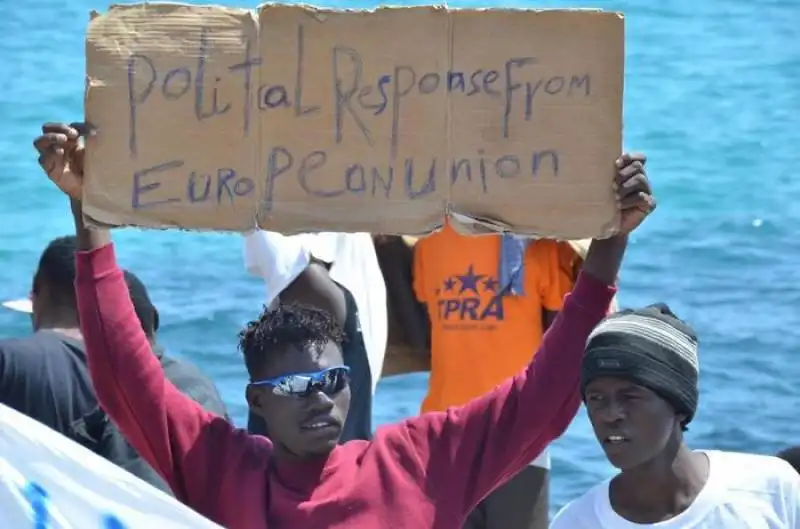 un migrante protesta sugli scogli 4f4dca3