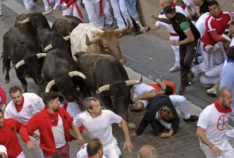 Uomo incornato e ucciso da un toro in encierro   