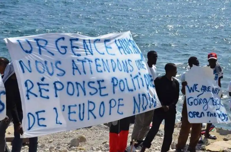 ventimiglia,migranti protestano contro polizia  3d76ea73