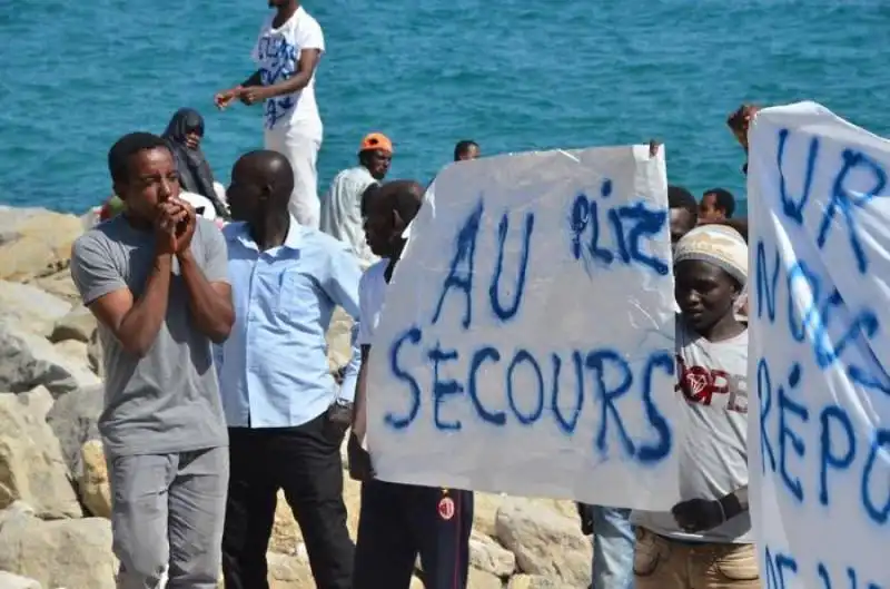 ventimiglia,migranti protestano contro polizia  de550e7a6