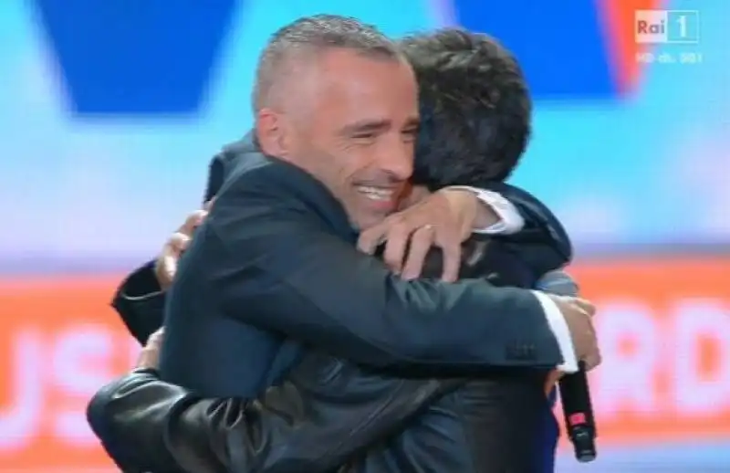 wind music awards eros ramazzotti abbraccia luca barbarossa