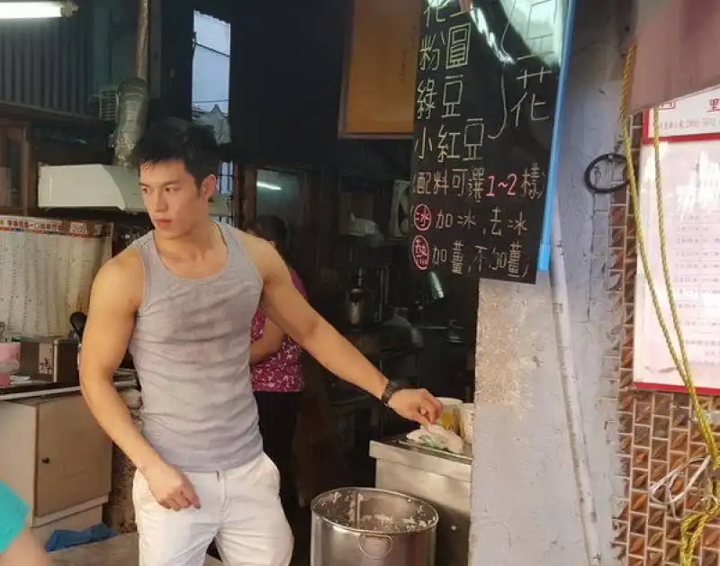 yi tin chen sexy al lavoro