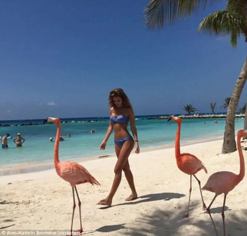 ann kathrin brommel sulla spiaggia