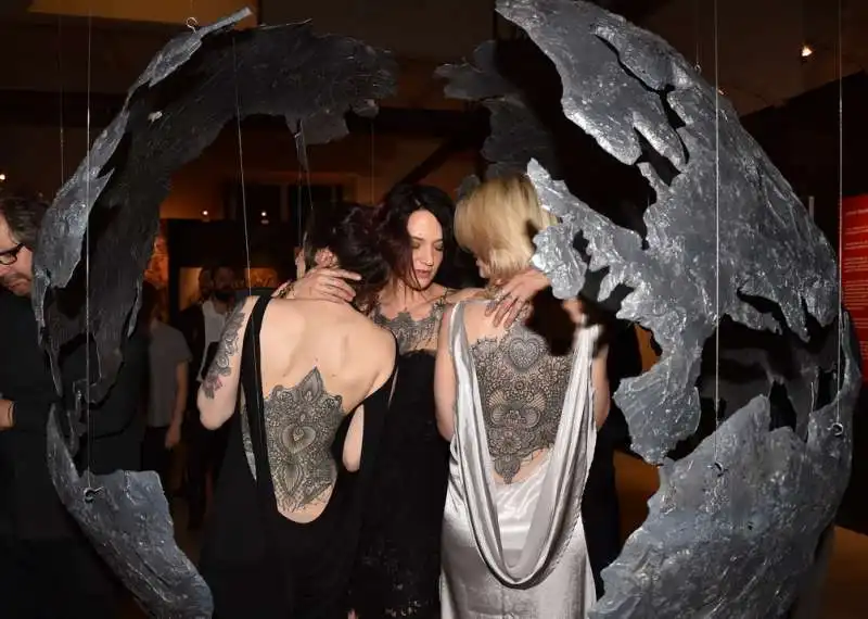 asia argento e le modelle tatuate (2)