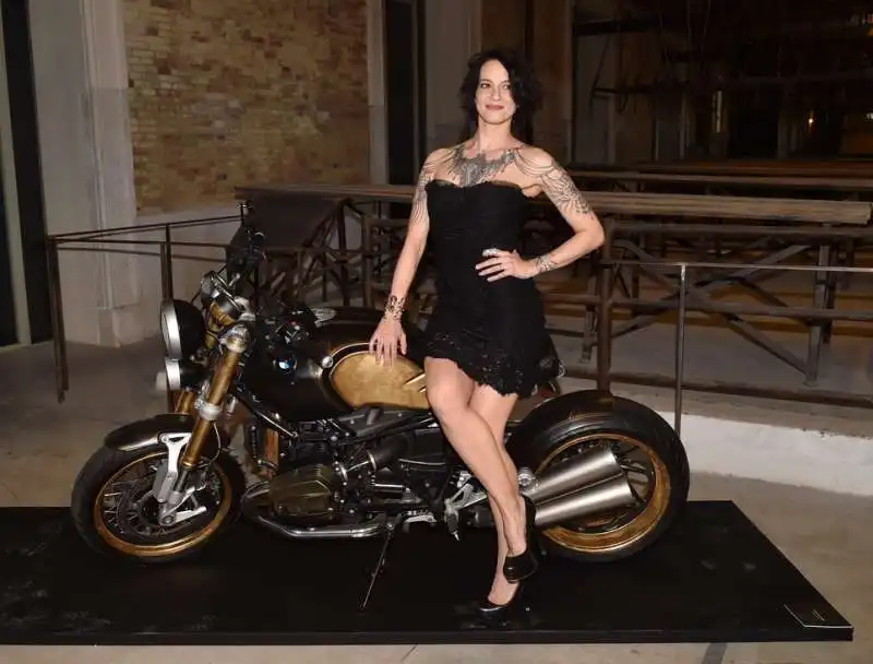 asia argento sulla moto