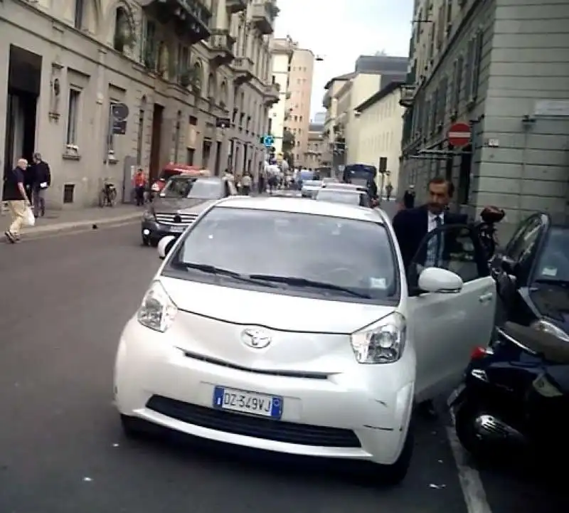 beppe sala parcheggia in doppia fila a milano  1