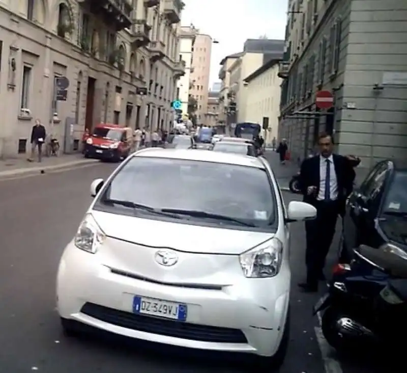 beppe sala parcheggia in doppia fila a milano  2