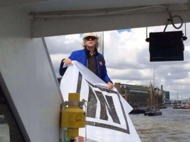 bob geldof yacht sul tamigi per il no alla brexit  1