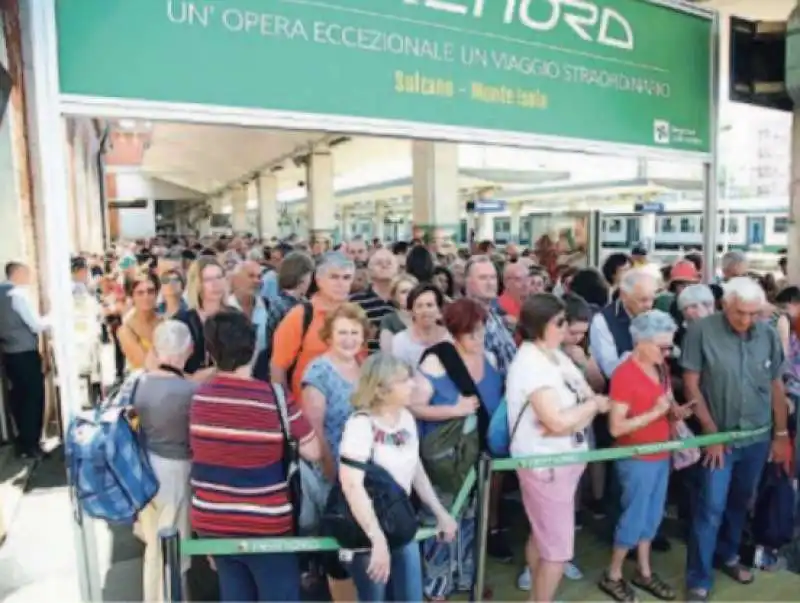 CAOS ALLA STAZIONE DI BRESCIA PER I TURISTI IN VISITA ALLA PASSERELLA DI CHRISTO