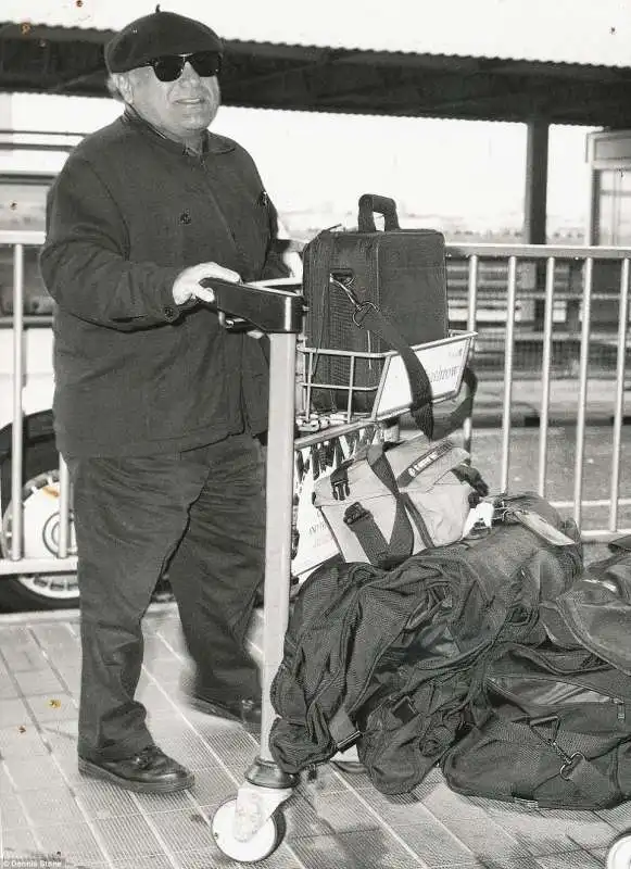 danny devito sbarca in aeroporto a londra