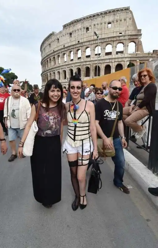 davanti al colosseo per la foto (2)