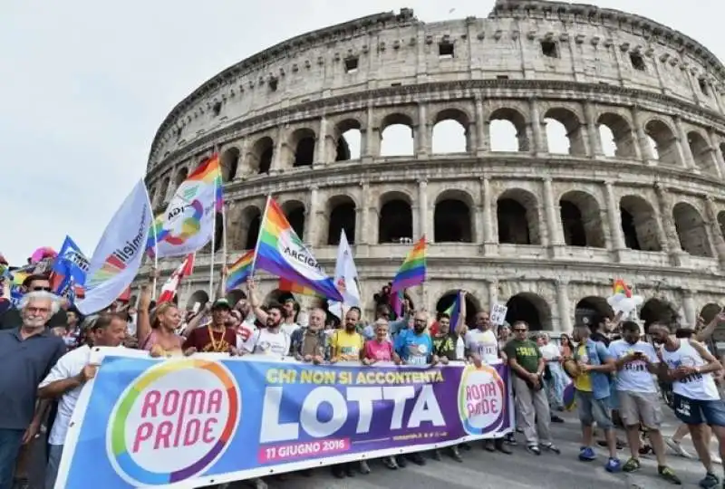 davanti al colosseo per la foto