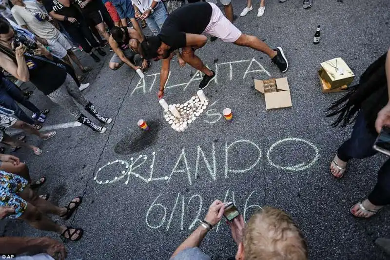 fiaccolata per le vittime della strage di orlando  