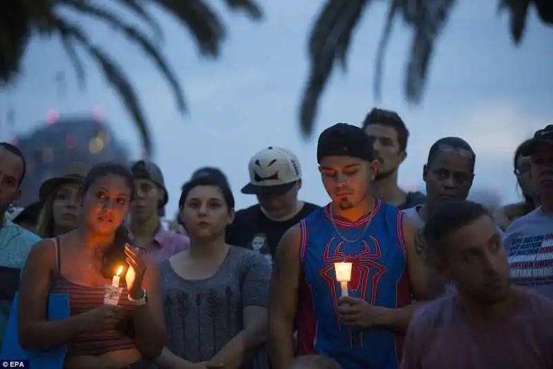 fiaccolata per le vittime della strage di orlando 