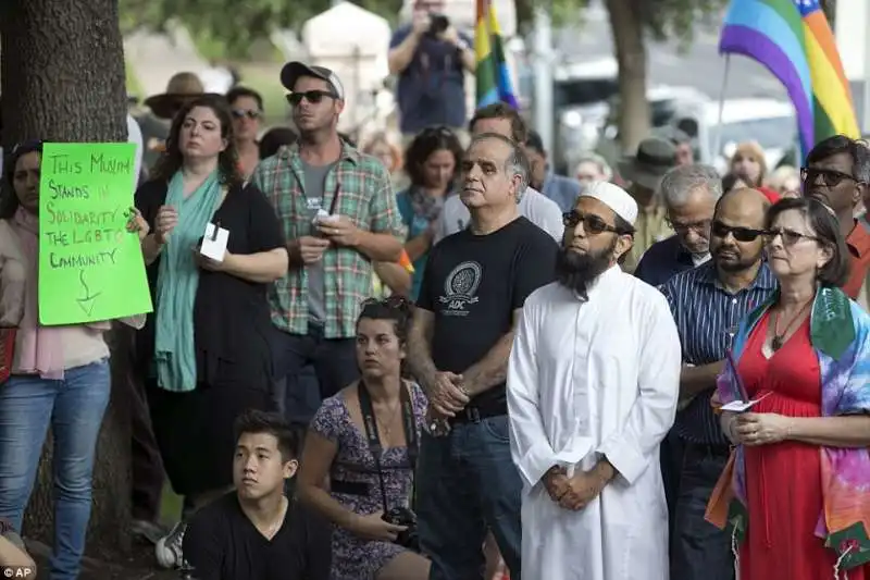 fiaccolata per le vittime della strage di orlando