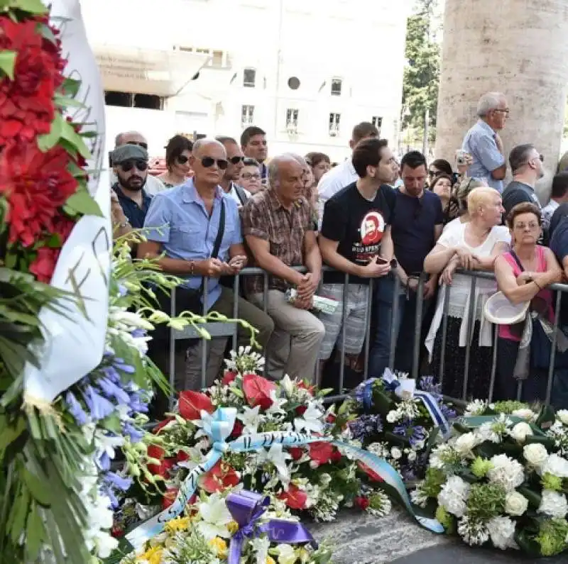 folla al funerale di bud spencer (2)