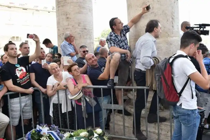 folla al funerale di bud spencer (3)