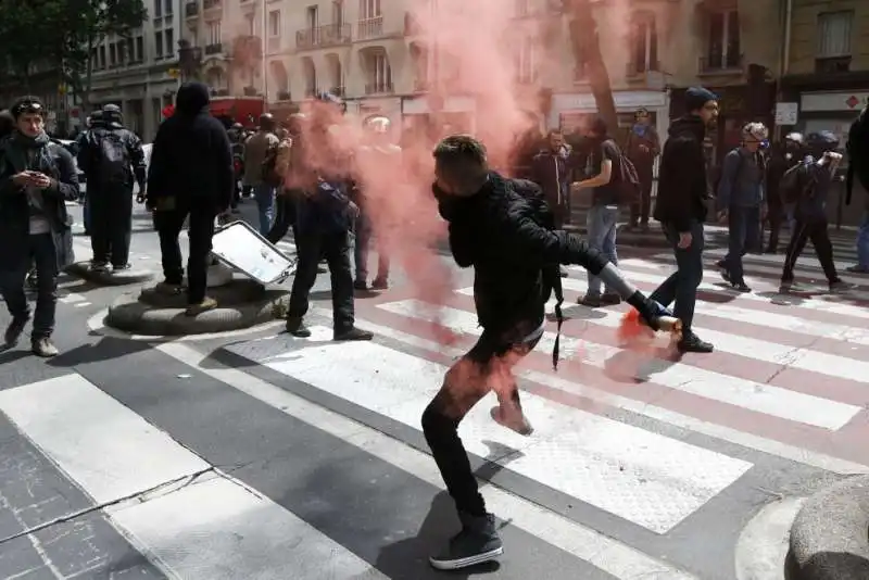 francia   riforma del lavoro   scontri e feriti al corteo 12