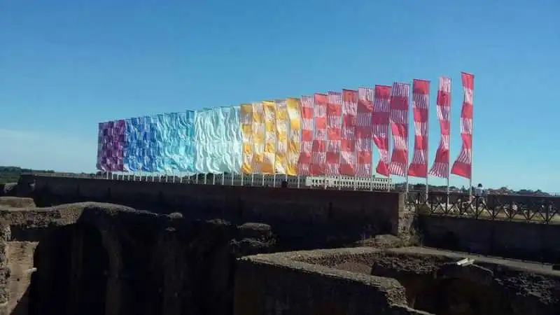 Gli stendardi arcobaleno  di Daniel Buren