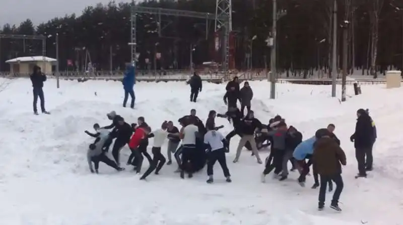 gli ultras russi si addestrano nelle foreste