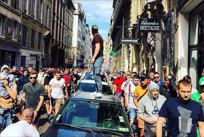 hooligans per le vie di marsiglia