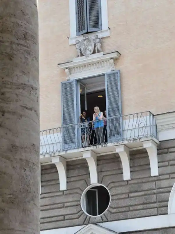 in balcone per vedere l arrivo della salma