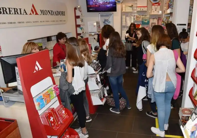 in fila per acquistare il libro e farselo autografare