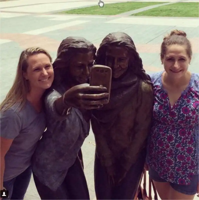 IN TEXAS LA PRIMA STATUA AL SELFIE    