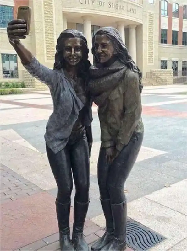 IN TEXAS LA PRIMA STATUA AL SELFIE  