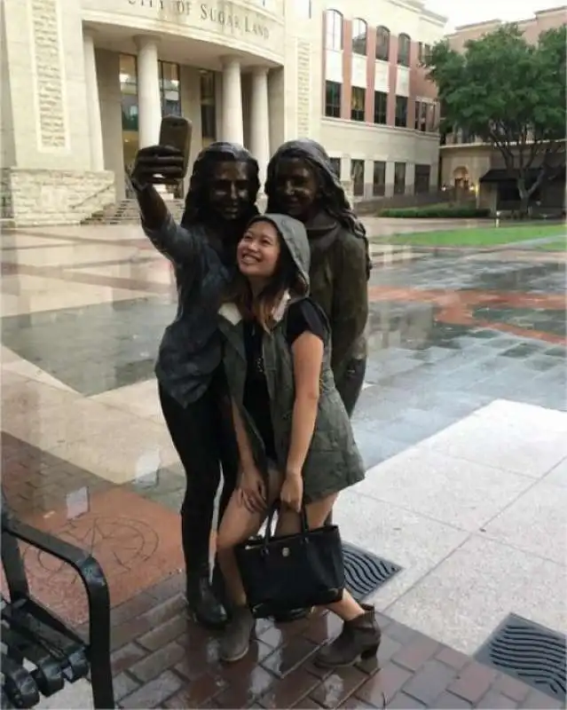 IN TEXAS LA PRIMA STATUA AL SELFIE 