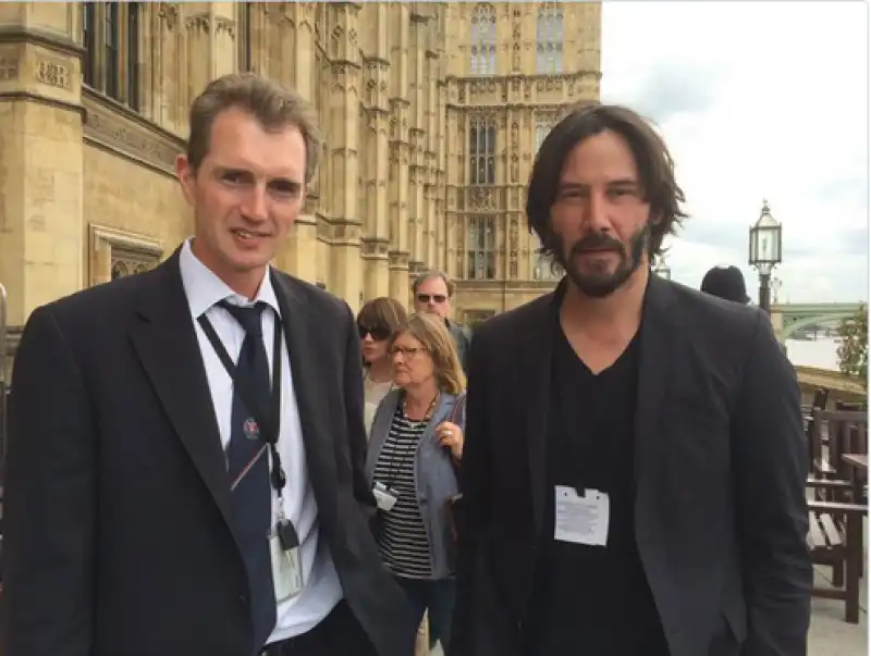 keanu reeves compare al parlamento inglese