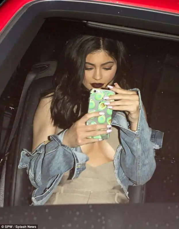 kylie jenner selfie alla scollatura