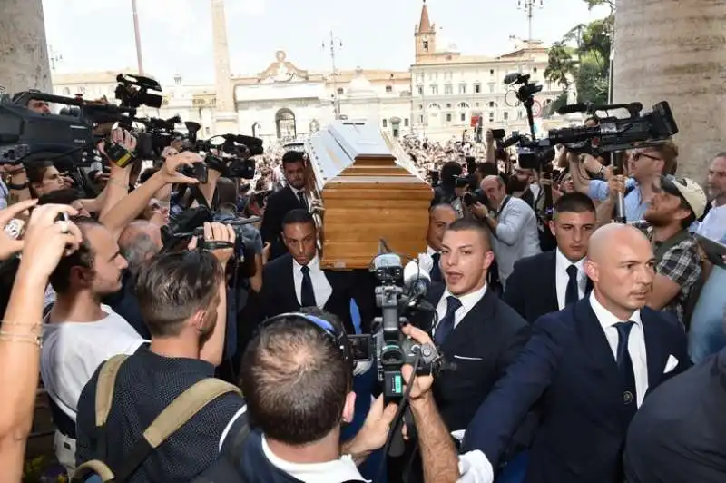 l arrivo della salma in chiesa