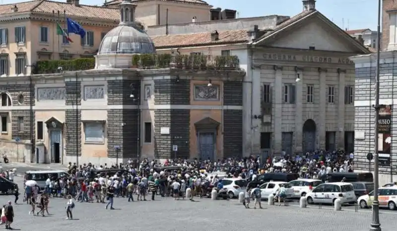 la folla accompagna il feretro all uscita di piazza del popolo