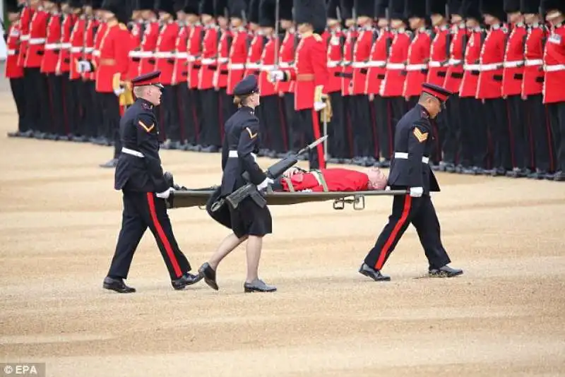 la guardia svenuta viene portata via dai colleghi