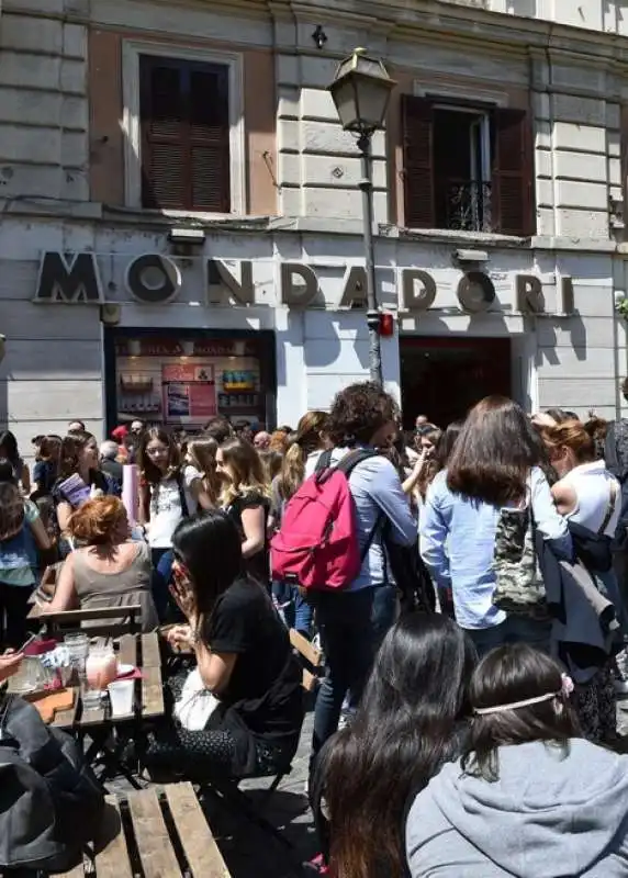 le fan di sofia viscardi davanti alla mondadori (2)