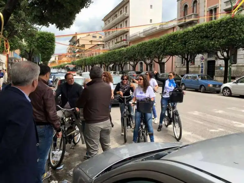 MASTELLA IN CAMPAGNA ELETTORALE CON LA BICI