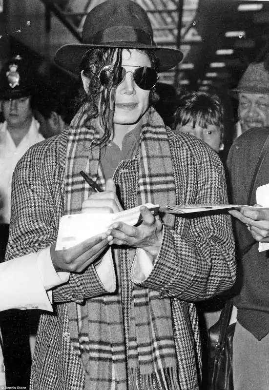 michael jackson firma autografi a heathrow