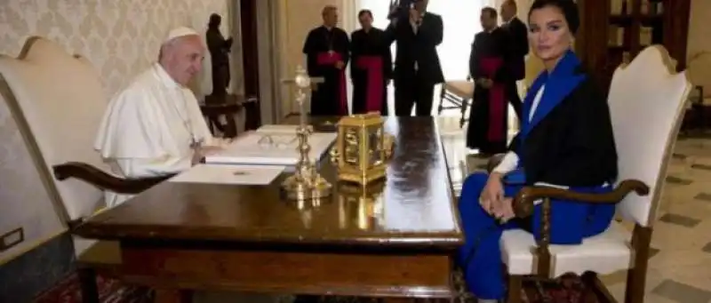 Mozah bint Nasser al Missned con Papa Bergoglio  