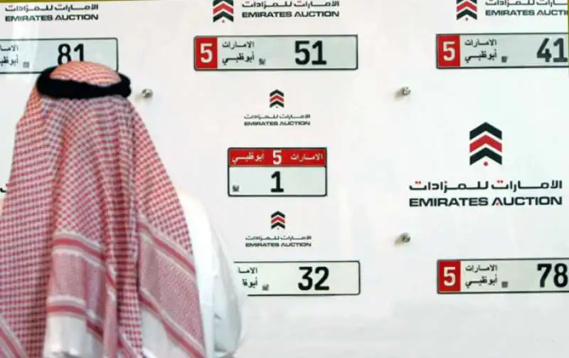 NEGLI EMIRATI ARABI VA ALL ASTA LA TARGA NUMERO UNO