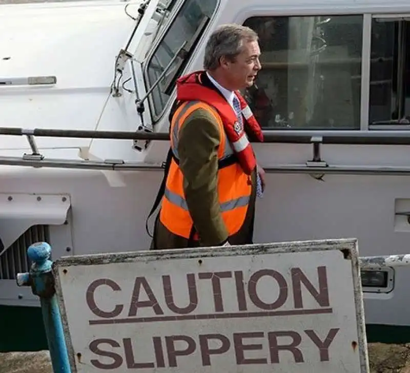 nigel farage yacht sul tamigi per il si alla brexit  1