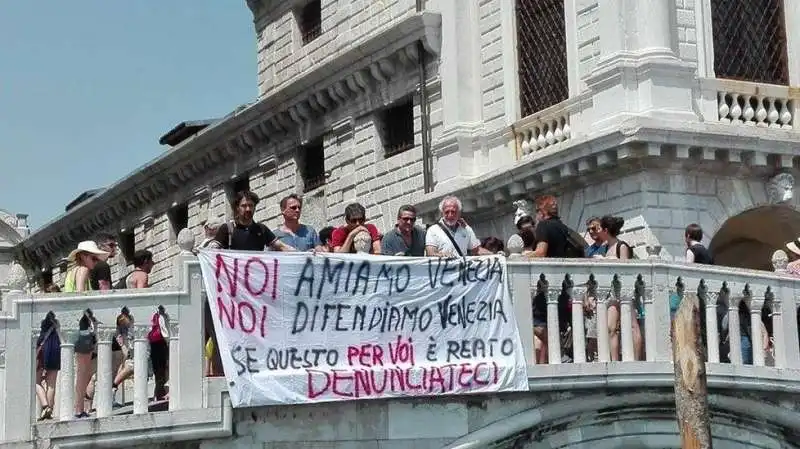 protesta contro i borseggiatori a venezia