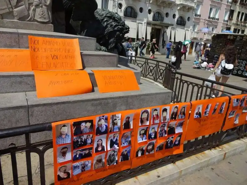 protesta contro   i borseggiatori a venezia con le loro foto