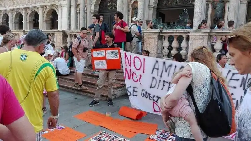 protesta contro i borseggiatori a venezia con le loro foto