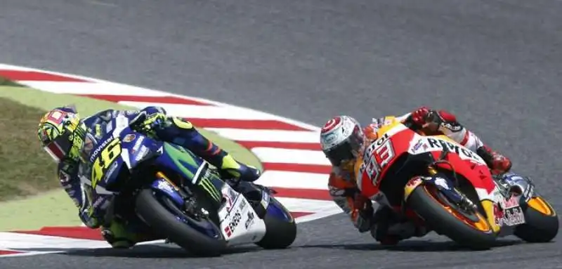 rossi batte marquez 2