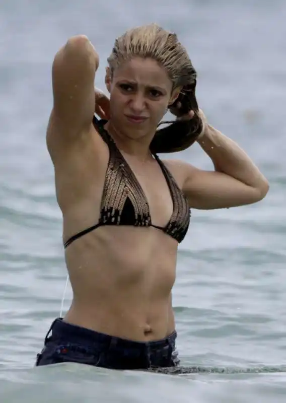 SHAKIRA AL MARE