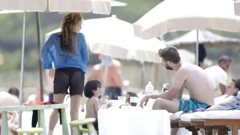 SHAKIRA E PIQUE IN SPIAGGIA 