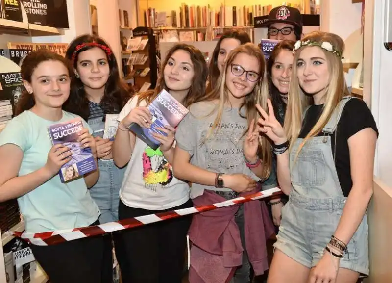 sofia viscardi s intrattiene con le sue fan (2)